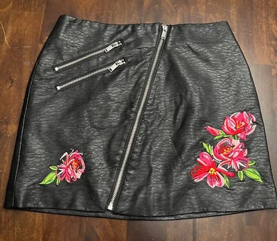 Minifalda para mujer Dividend by H&M bordada floral negra imitación cuero talla 6” Foto 1 de 4