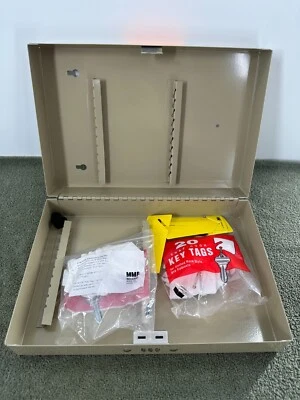 Armario de almacenamiento de montaje en pared con cerradura de combinación de acero. Foto 1 de 4