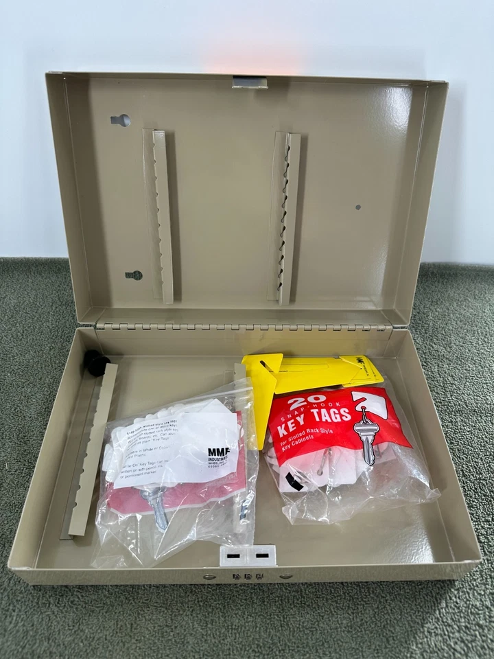 Armario de almacenamiento de montaje en pared con cerradura de combinación de acero. Foto 1 de 4