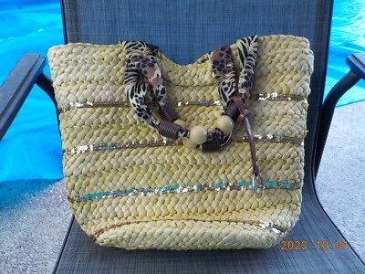 Bolsa de praia grande de tecido de palha com lantejoulas douradas, forro com cordão com estampa de leopardo - Imagem 1 de 4