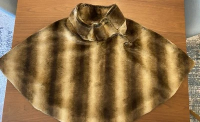 Capa Badgley Mischka American Glamour Capelet Imitación Piel Marrón Tostado Mediana Grande Foto 1 de 4