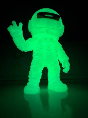 Glorificador vitrina temática astronauta estilo Oaklie "O-Naut" - Brilla en la oscuridad Foto 1 de 4