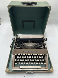 SINGER Vintage GRADUATE Model T-31 Portable Manual TYPEWRITER w/Case - HOLLAND - Picture 1 of 7