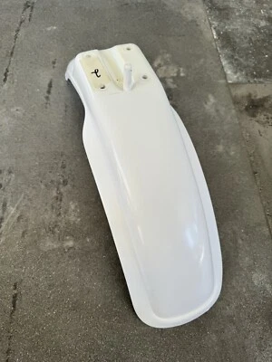 Guardabarros delantero usado Yamaha 1982 1983 1984 YZ50 YZ60 OEM #5X7-21511-00 Foto 1 de 4