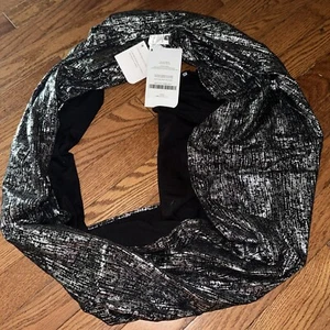 NWT Fabletics Nightshade Reversable Shrug / Infinity Scarf Blk&Silver - Picture 1 of 2