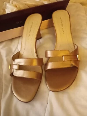 Bandolino 金色皮革一脚蹬露趾骡子 2-1/2 英寸高跟鞋 -- 7.5 中号全新带盒 — 第 1/4 张图片