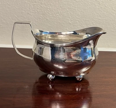 Antigua jarra inglesa de plata esterlina crema con sellos Foto 1 de 4