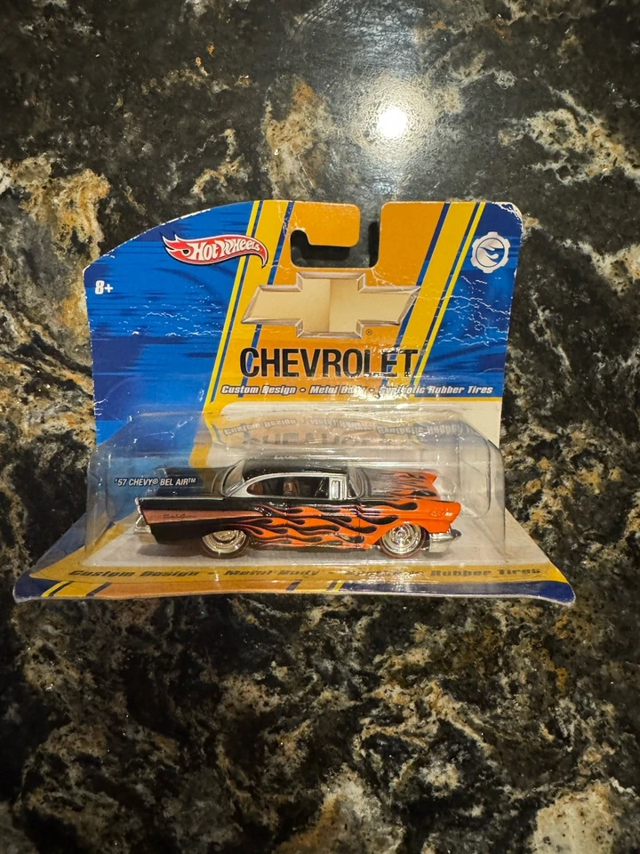 Chevy 1957 Hot Wheels llamas negras y naranjas coche fundido a presión 1:64 en caja de embalaje Foto 1 de 2
