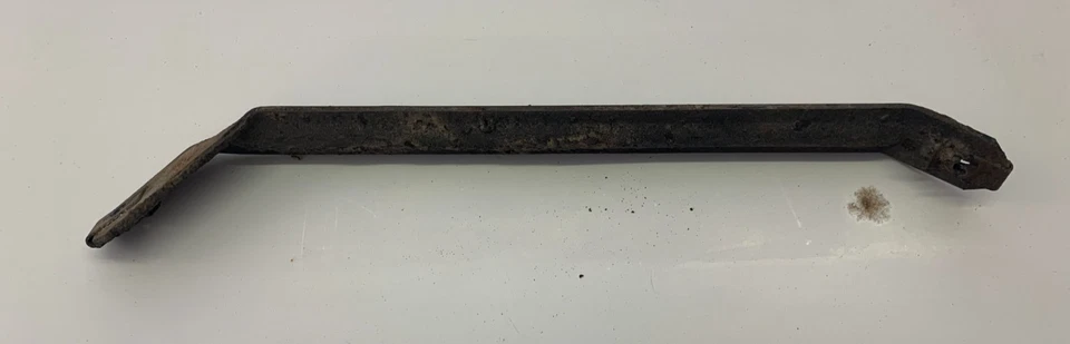 AMC Rambler American Rogue 1966-69 soporte de guardabarros delantero derecho inferior Foto 1 de 2