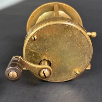"Antiguo carrete de pesca de latón de 1 7/8"" de principios de 1800 con arrastre de pulgar No. 5 Foto 1 de 4