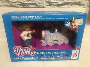 The Heart Family Visits Disneyland Park Kids on Parade Mickey Mouse Boy 1990 New - Picture 1 of 6