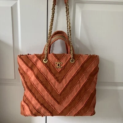 Chanel Bolso de Compras Grande Rayas Corales GHW 2017C CON Caja y Tarjeta Raramente Usado CUBA Foto 1 de 4