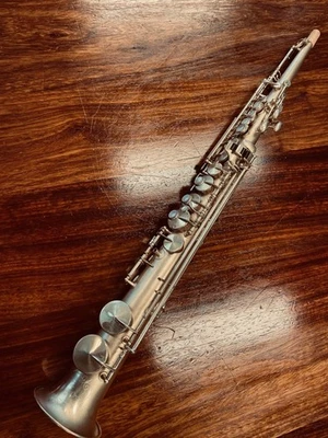 Saxofón soprano vintage chapado en oro King - Nº 76911 - Reacolchado PERFECTO Foto 1 de 4