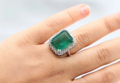 Anillo de boda con halo de diamantes y esmeraldas naturales de oro blanco de 14 k talla esmeralda de 10,99 quilates Foto 1 de 4