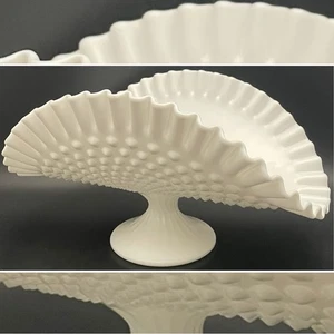 Pedestal de clavo prensado de vidrio de leche Fenton plátano/tazón central década de 1970 EE. UU. 12,5" w - Imagen 1 de 17