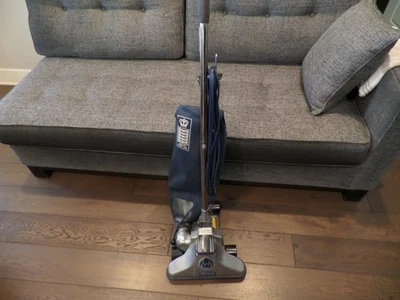 VINTAGE Royal Classic Pro MODEL# 2028 Vacuum Cleaner RARE! WORKS/LOOKS XLNT! - Image 1 of 4