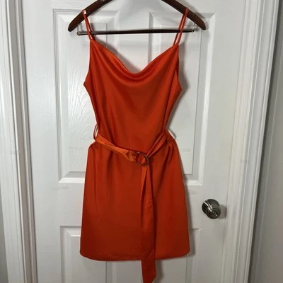 Mini Vestido River Island Sin Mangas Satén Capucha Cuello Cinturón Correa Ajustable Rojo Talla 10 Foto 1 de 4