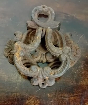 Antiguo llamador de puerta de metal de hierro fundido gótico victoriano gran tamaño diseño ornamentado Foto 1 de 4