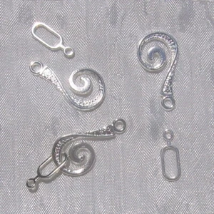 T29 - LOT DE 12 SETS DE FERMOIR CROCHET ARGENTÉ 13x25MM 6x16MM TROU 2MM - Picture 1 of 3