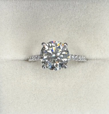 Nuevo - Anillo de diamantes con piedras laterales redondo VS1 de 2,5 quilates certificado por IGI creado en laboratorio Foto 1 de 4