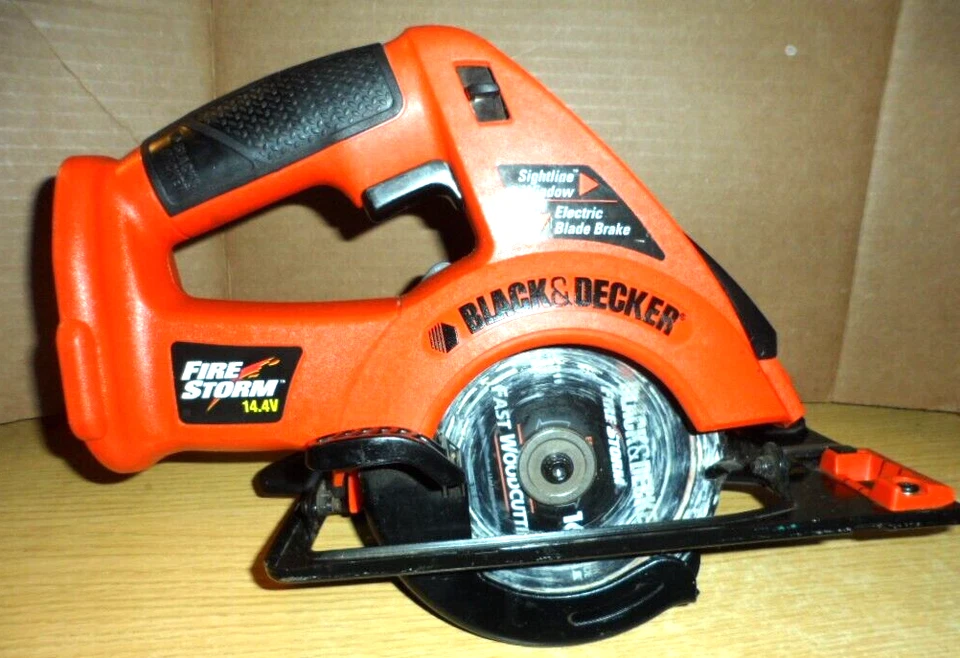 Sierra circular inalámbrica Black & Decker Firestorm 14,4 V CS144 herramienta y hoja solamente Foto 1 de 4