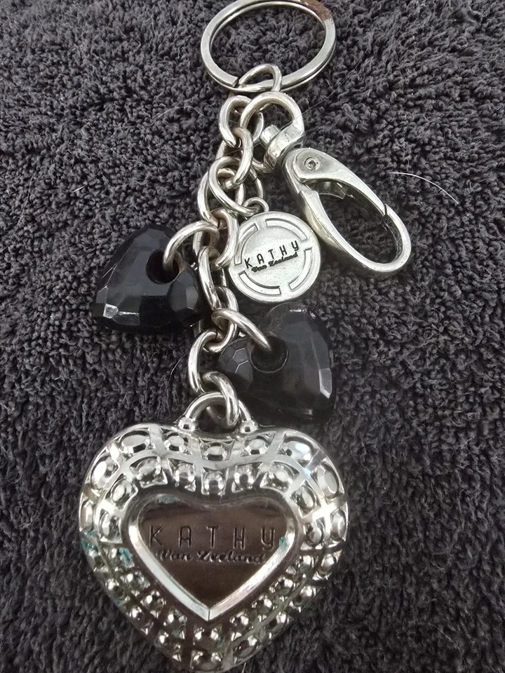 KATHY VAN ZEELAND MONEDERO ENCANTO LLAVERO PLATA METAL Y CORAZONES NEGROS 2 PEDRERÍA Foto 1 de 2