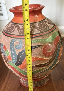 Jarrón de cerámica artesanal con base tallada a mano - Imagen 1 de 4