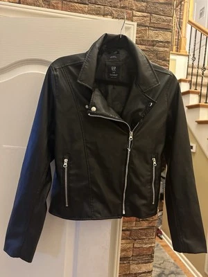 Chaqueta de moto Gap Teen 18-20 negra de cuero vegano nueva sin etiquetas (precio de venta sugerido por el fabricante 58 USD) Foto 1 de 4