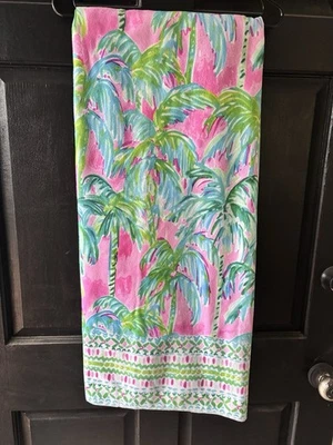 Toalla de playa/piscina Preppy Palm Beach de gran tamaño con vista rosa verde palmera Foto 1 de 4
