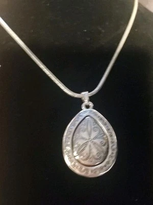 Collar AVON 2 Lados Colgante Blanco Cabujón MADRE PERLA/Diseño Tono Plateado 19" Foto 1 de 3