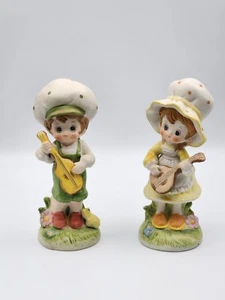 Figuras de porcelana vintage niño y niña tocando instrumentos hechas en Taiwán  - Imagen 1 de 9