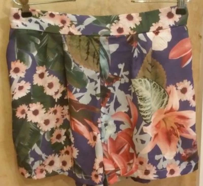 NUEVO CON ETIQUETAS $95, Romeo & Juliet Couture Púrpura Floral Plisado Vestido Pantalones Cortos Grandes Foto 1 de 3