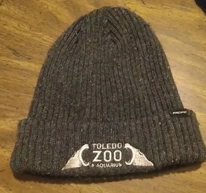 Sombrero tejido de invierno gris moteado rojo marca Pacific Toledo zoológico y acuario  - Imagen 1 de 3