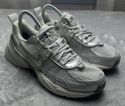 Nike V2K Run Mujer 8 Zapatos para Correr Rendimiento Atlético Blanco Claro Verde Militar Foto 1 de 4