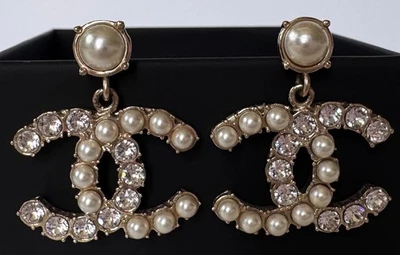 PENDIENTES COLGANTES CHANEL ORO METAL BLANCO PERLA CRISTAL LOGOTIPO CC Foto 1 de 4