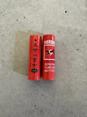 Baterías vintage rojas siempre listas Black Cat Dead AA  Foto 1 de 4