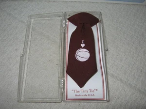I Love BALONCESTO 5" DEPORTIVO Granate Dinky Pequeña Corbata Medias Relleno Regalo Ventilador-Ropa - Imagen 1 de 5