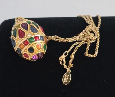 COLLAR COLGANTE PEDRERÍA FABERGE ESMALTADO HUEVO IMPERIAL RUSO JOAN RIVERS  Foto 1 de 4