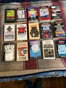 UFO Extraterrestrials and Aliens Book Lot. - Bild 1 von 24