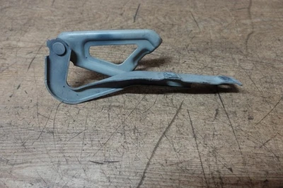 43850 C6D 2017 SUZUKI VITARA NSF LEFT FRONT BONNET HINGE - Image 1 of 3