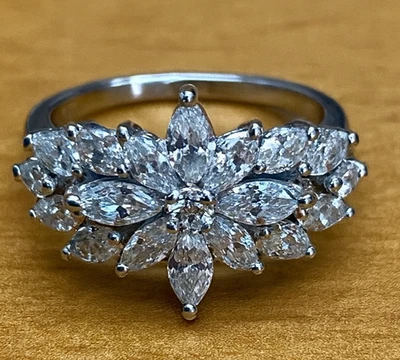 Anillo de compromiso de oro blanco de 14 quilates con diamantes simulados de corte marquesa de 4 quilates 6-10 Foto 1 de 4