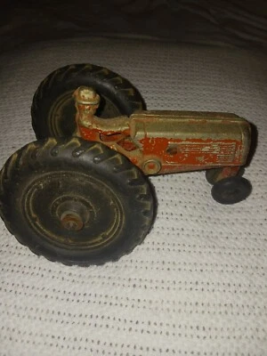 Tractor de hierro fundido Oliver Arcade vintage con conductor Foto 1 de 3