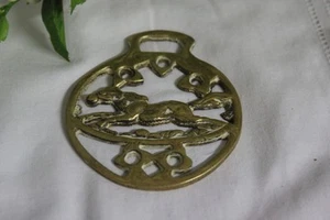 VECCHIO ORNAMANTO IN OTTONE CON CAVALLO/ FINIMENTO DA COLLEZIONE/ HORSE BRASS - Imagen 1 de 3