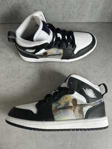 Nike Air Jordan 1 Mid Hologramm Sneaker (DR9495 001) Jungen Gr. UK 13,5 NEU - Bild 1 von 9