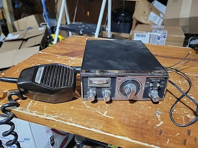 VINTAGE Realistic TRC-52 23 Channel CB Radio Powers On - With Mic - Image 1 of 4