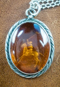 ANTIKER BERNSTEIN & SILBER ANHÄNGER MIT EINEM REPOUSSE POLOSPIELER + SILBER 22" KETTE - Bild 1 von 11