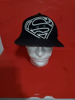 Gorra ajustada flexible bordada blanca y negra Superman Superhéroe DC Comics L/XL Foto 1 de 4