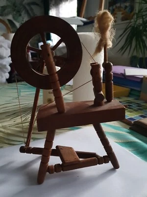 jouet ancien de maison de poupée: rouet en bois sculpté avec quenouille H=23cm - Photo 1/4