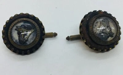 Antiguo par de tachuelas victorianas de latón reverso Essex cristal caballo Foto 1 de 4