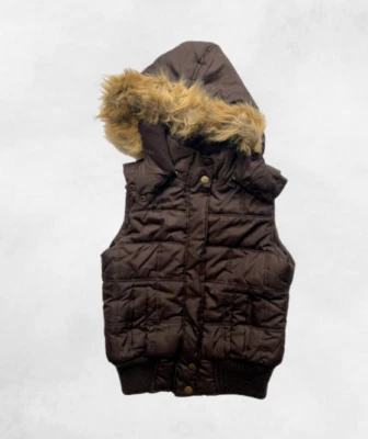 Кукольный домик верхняя одежда коричневый пуховик жилет со съемным капюшоном из искусственного меха, подержанный - Изображение 1 из 3